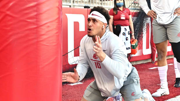 Washington State edge rusher Ron Stone warming up